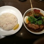 スープカリー スアゲ プラス - ラベンダーポークの炙り角煮カレー、ブロッコリーをトッピング、すあげスープ、ピリ辛、中ライス（上方から）