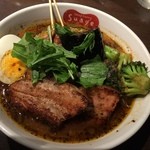 スープカリー スアゲ プラス - ラベンダーポークの炙り角煮カレー、ブロッコリーをトッピング、すあげスープ、ピリ辛（アップ）