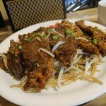 モヒカン食堂 - 下にモヤシがたっぷりです
