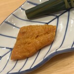 貴山 - 半生のバチコ。表面をかるく炙って、ほんのりと温かい仕上がり。日本酒と一緒に舌の上に乗せると潮の香りと海鼠の卵巣の旨味が爆発しました。