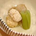 貴山 - 石川芋と蕗、鯛子の炊き合わせ。じんわりと染み込んだお出汁とお酒が合う