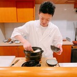 貴山 - ご飯が炊き上がりました。京味、最後のお弟子さんの清水氏です。良い顔です。