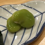 貴山 - 空豆ですが、塩茹でしただけでは有りません。鰹節と昆布出汁に砂糖を加えた調味液に軽く漬けました。中までほんわかとした甘味が浸透し、地味と滋味を同時に味わいます。