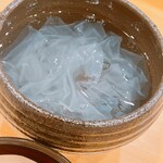 貴山 - 天然の葛切り。作り方まですべて目の前で楽しめました。それにしても手間が掛かりますね、グフッ\(//∇//)\