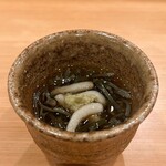 貴山 - はしりのジュンサイの上に鮑と本山葵がトッピング。二杯酢と一緒に混ぜ混ぜして美味しくいただきました。