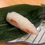 貴山 - ちまき寿司の中身は塩〆した真鯛です。昆布で〆ていないので、その旨味が勝つことなく、笹の葉の青い香りでいただきました。
