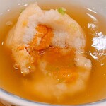 貴山 - おおっ、新蓮根饅頭の中にウニが射込まれている