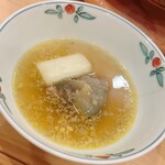 貴山 - スッポンのエンペラと白ネギ。スープには少量の生姜の搾り汁をたらします