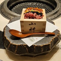 銀座 山科 - 黒毛和牛と海の幸の宝箱寿司
