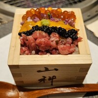 銀座 山科 - 黒毛和牛と海の幸の宝箱寿司
