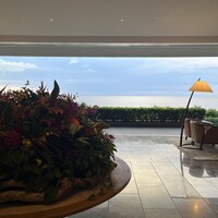 シルー - ロビーにて夕日を臨めます。この日は少し曇りでしたが、波の音にすごく癒されました。