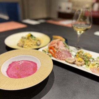 お昼からゆったりと味わう、優雅な3種類のランチコース