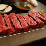 SATOブリアン - 九州和牛ハラミの塊焼き 3,024円　カット後