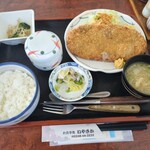 いやさか - 料理写真:わらじメンチカツ1,100円