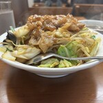 ますや - 横からの肉野菜炒め丼