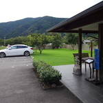 茶房 遊 - 緑の芝庭が美しいです