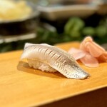 寿し辰 - まずは鰯から。
      これ、Mugは小肌を頼んだつもりでスマホにも小肌とメモしてたんですが、翌日写真を見たらどう見ても鰯よね^^;