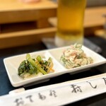 寿し辰 - カブと人参の甘酢漬け、カニサラダ（お通し）
       ゴマが掛かってシャキシャキの甘酢漬け、緑はカブの葉かな？カニサラダはキュウリとマヨで和えてあって、どちらもチョビチョビつつくのにちょうどいい酒のアテ♪