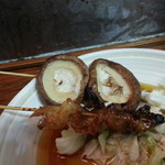 焼鳥 長者 - 鶏皮（30円）とシイタケ（200円）