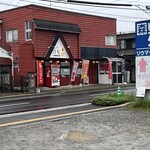 魔界ラーメン 月光 - 専用駐車場は店舗向かい側