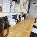 魔界ラーメン 月光 - カウンター席。乃木坂推しだった店内はすっかり様子が変わりました