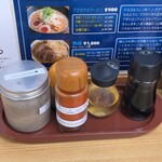 魔界ラーメン 月光 - 卓上アイテムも豊富で、醤油や酢のほか、千極パウダー、ピリ辛パウダーなんかも並びます
