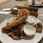 日替わり定食屋 マリポサキッチン - メインのエビフライとグリルポーク
