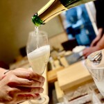 すしやのたい悟 - シャンパーニュドゥラモットを注ぐところ