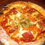 マティーナ - サラミ＆オニオンのピザ