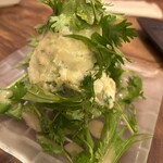 立飲・ビストロシン サンテ - パクチーのポテサラ