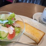 Hoshino Coffee Ten Ekie Hiroshima Ten - サラダ&トーストのモーニングセット(税込750円)
                        ①トースト《ハーフCUT》
                        ②野菜サラダ(萵苣&高萵苣&蕃加&胡瓜&水菜&茹で卵&ハム)
                        お飲み物(セットドリンク)①HOT珈琲《星乃ブレンド》
