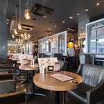 Hoshino Coffee Ten Ekie Hiroshima Ten - 店内はブリティッシュ調という感じで、煉瓦の飾り壁、濃茶色の本棚を兼ねた衝立、テーブルセットも豪華ですし、シャンデリアが煌びやかさを演出し、喫茶店としてはゴージャス感があります