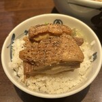 麺屋武蔵 - ご飯(180円)に角煮(250円)