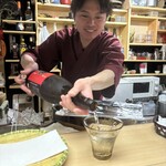 天ぷら はせ川 - 店主さんから注いでもらいます