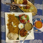 マハトマ - 『バーベキュービリヤニ』。カレーはチキンマサラを選択(別の青い皿に添えたカレー)。