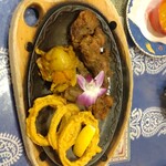 マハトマ - 『炭火焼マトンステーキ200g』。マトンは柔らかくてクセがなく美味しい。真ん中に野菜の炒め煮ものがちょっと添えてあります。