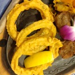 マハトマ - 大きなオニオンリングフライがつきます。甘くて美味しい。