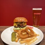 BROZERS’ - 【期間限定】 『BBQ PEACH & GUACAMOLE BURGER¥2,310』 『DRAFT BEER¥748』 『HAMBURG & CHEESE SANDWICH¥1,210』 『HOT COFFEE¥550』
