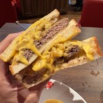 BROZERS’ - 【期間限定】 『BBQ PEACH & GUACAMOLE BURGER¥2,310』 『DRAFT BEER¥748』 『HAMBURG & CHEESE SANDWICH¥1,210』 『HOT COFFEE¥550』