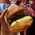 BROZERS’ - 【期間限定】 『BBQ PEACH & GUACAMOLE BURGER¥2,310』 『DRAFT BEER¥748』 『HAMBURG & CHEESE SANDWICH¥1,210』 『HOT COFFEE¥550』