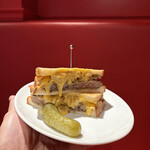 BROZERS’ - 【期間限定】 『BBQ PEACH & GUACAMOLE BURGER¥2,310』 『DRAFT BEER¥748』 『HAMBURG & CHEESE SANDWICH¥1,210』 『HOT COFFEE¥550』