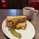 BROZERS’ - 【期間限定】 『BBQ PEACH & GUACAMOLE BURGER¥2,310』 『DRAFT BEER¥748』 『HAMBURG & CHEESE SANDWICH¥1,210』 『HOT COFFEE¥550』