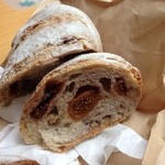 エルポール - クランベリーとくるみのカンパーニュ断面