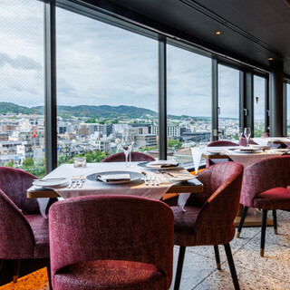 贅沢な大人時間を、最上階で。窓から東山を一望しながらお食事を