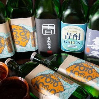 青焼や八丈明日葉茶ハイ、伊豆大島焼酎などユニークなお酒が豊富