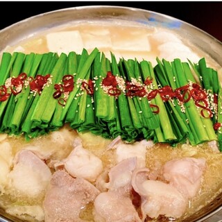 黒・白・赤・の「牛もつ鍋」