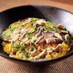 阪急トップビアガーデン - 炙りチャーシュー&スパイシーガーリックライス2