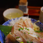 まぐろのなかだ屋 - 本日のおススメ。白身３種の炙り丼