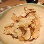 神保町 傳 - 26年8月　松茸御飯　取り分けて