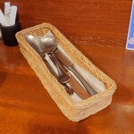 ビストロ コゥジィ - カトラリーバスケット。